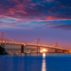 Fototapeta na wymiar Bay Bridge o zachodzie słońca w San Francisco w Kalifornii
