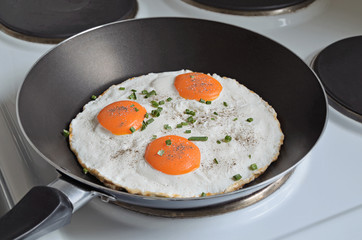 Spiegeleier in der Bratpfanne