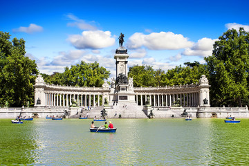 Fototapeta na wymiar El retiro park in Madrid, Spain.
