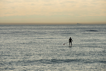 Fototapeta na wymiar Surf con remo en el mar