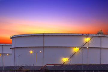 Obraz premium big Industrial chemical tanks in a refinery at twilight