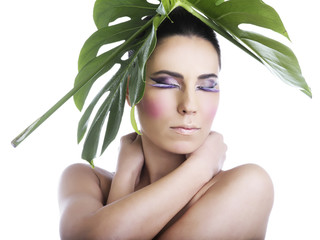 Fototapeta premium Beaut con foglia verde e occhi chiusi