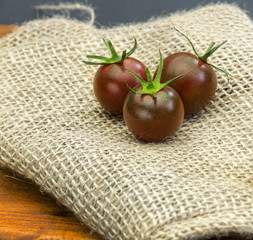 Ciemne czerwone małe pomidory - 60376869