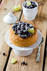 Sponge cake with berries