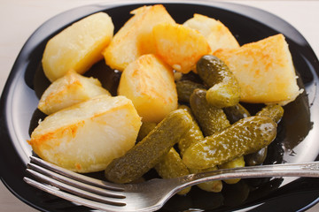 the boiled fried potato segments and pickles