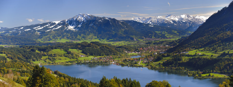 Großer Alpsee mit Alpen in Bayern