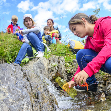 Wasser nachf&uuml;llen an der Quelle