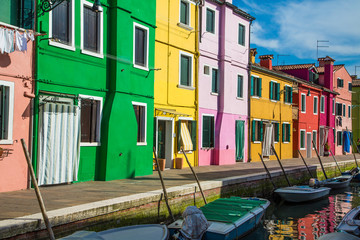 Fototapeta na wymiar Jaskrawo kolorowych domów w Burano