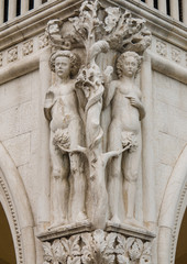 Fototapeta na wymiar Ornate column capital at Doge's Palace, Venice