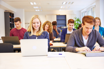 Schüler in Schule arbeiten mit Computer