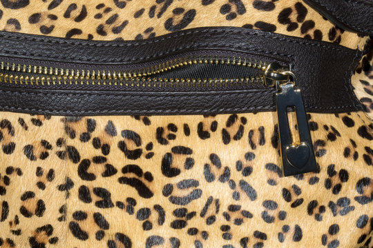 Borsa leopardata con cerniera