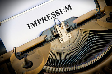 Alte Schreibmaschine mit Wort Impressum