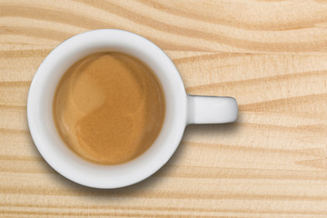 Tazzina di caffè su tavolo di legno