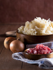 Rohes Sauerkraut in einer Holzschale