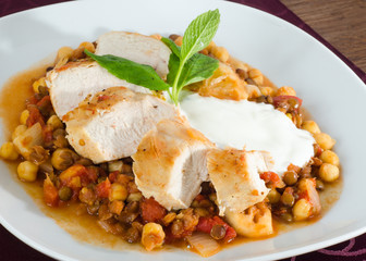 Grilled chicken with beans and tomato