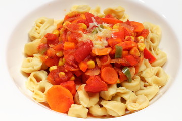 Tortellini mit Gemüsesoße und etw Käse