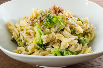 Pasta with broccoli and walnuts