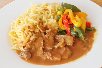Geschnetzeltes mit Paprikarahm und Spätzle
