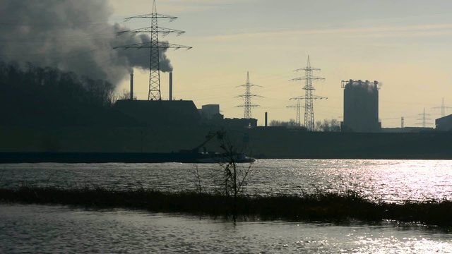 Schiffverkehr vor Industriekulisse