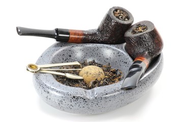 2 Pfeifen im Aschenbecher isoliert auf weißem Hintergrund