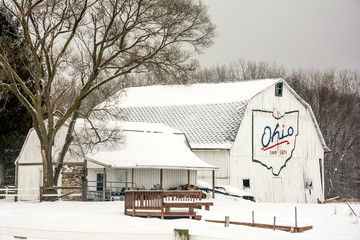 Snowy Winter Barn - obrazy, fototapety, plakaty