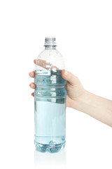 Frau hält Wasserflasche