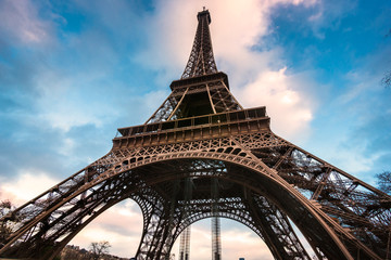 Naklejka na ściany i meble Wieża Eiffla na wschód słońca, Paryż.