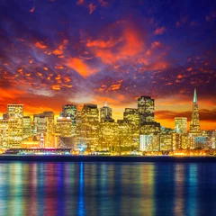 Selbstklebende Fototapeten San Francisco sunset skyline California bay water reflection © lunamarina