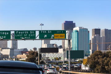 San Francisco city traffic in rush hour with downtown skyline - obrazy, fototapety, plakaty