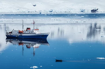 Tuinposter antarctica schip © ksumano