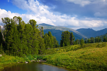 Fototapeta na wymiar pionowe krajobraz z jeziorem górach