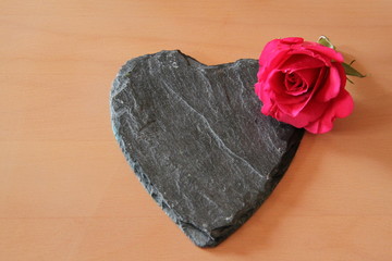 Schieferherz mit Rose