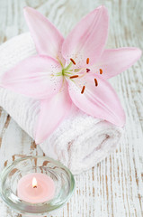 Obraz na płótnie Canvas lily flower and candle