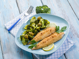 breaded fish with broccoli and olives