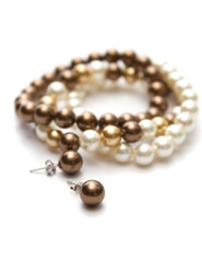 Bracelet of brown, yellow and white pearls.