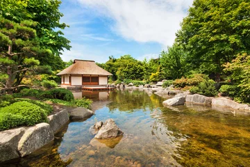Gardinen Traditioneller japanischer Garten mit Teehaus und Teich © JFL Photography