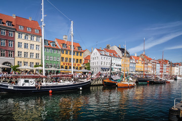 Alte Schiffe und bunte Häuser in Nyhavn in Kopenhagen