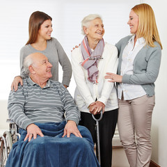 Familie mit zwei Senioren zu Hause