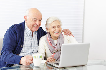 Paar Senioren surft am Computer im Internet