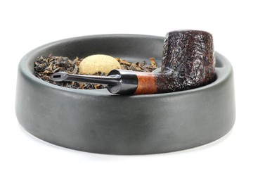 Pfeife im Aschenbecher isoliert auf weißem Hintergrund