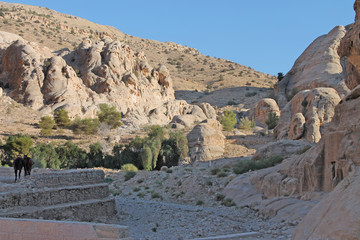 Petra, Caminando hacia la fachada del Deir.