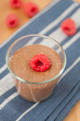 Schokoladen Chia Pudding Dessert mit Himbeeren