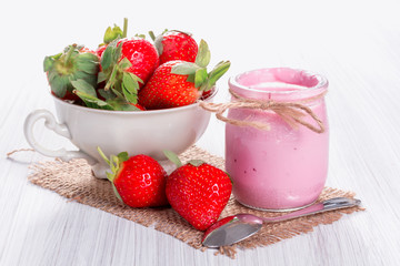 Strawberry yogurt with fresh strawberries