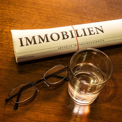immobilien zeitung, wasserglas, brille