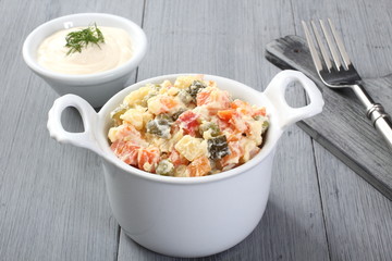 insalata russa tradizionale sfondo grigio