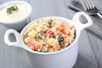 insalata russa tradizionale sfondo grigio