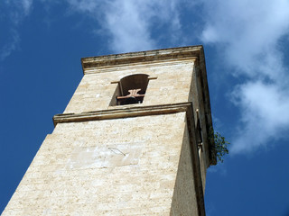 campanario de la iglesia de san andres en alcala del jucar