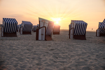 strandkörbe am strand in abendstimmung