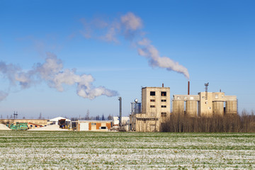 Fototapeta na wymiar Dym z kominów fabrycznych w zimie
