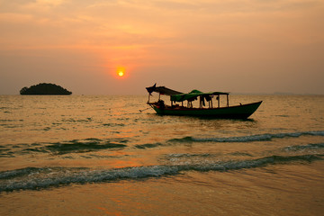 Naklejka premium Sunset on Cambodia